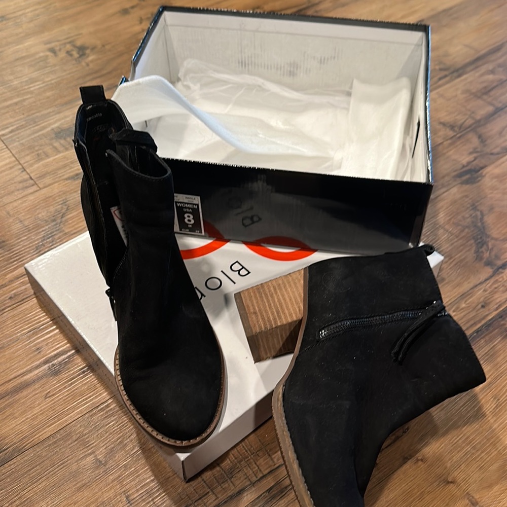 Blonde waterproof Nova bootie size 8 black worn once